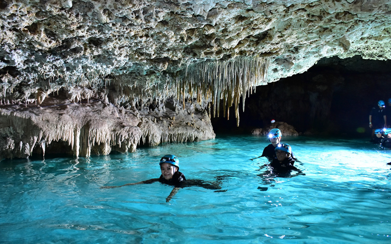 Blog 5 Imagen 3 Foto De Turistas Nadando En Ro Secreto