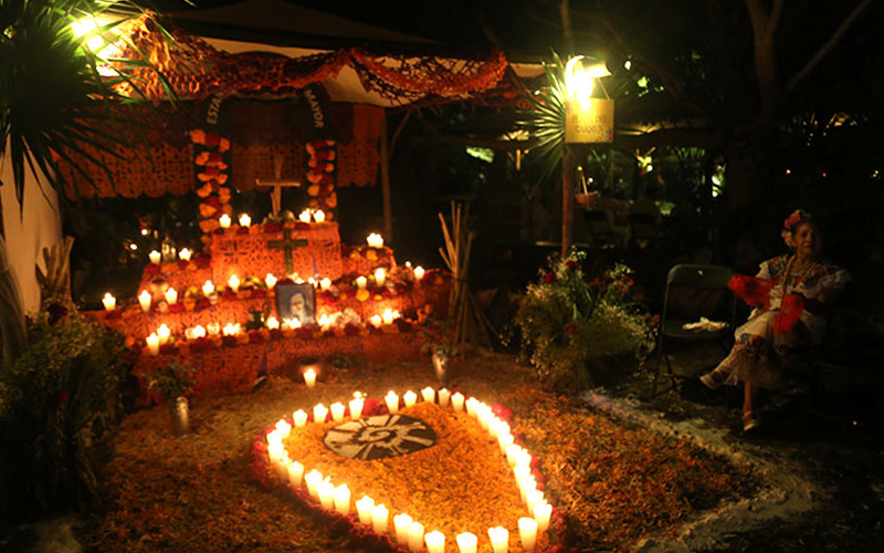 Decoración de Día de Muertos durante el Festival de Vida y Muerte en Xcaret