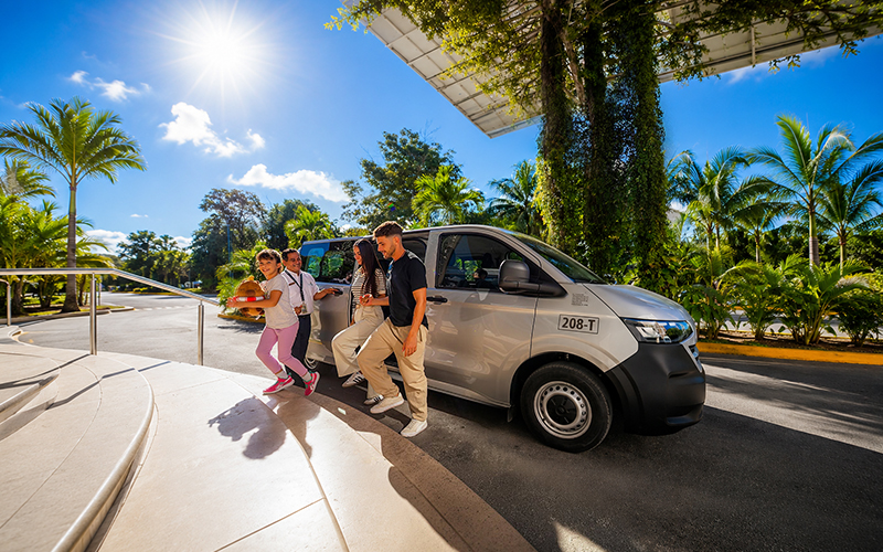 Family arriving at their hotel in Cancun after a private transfer