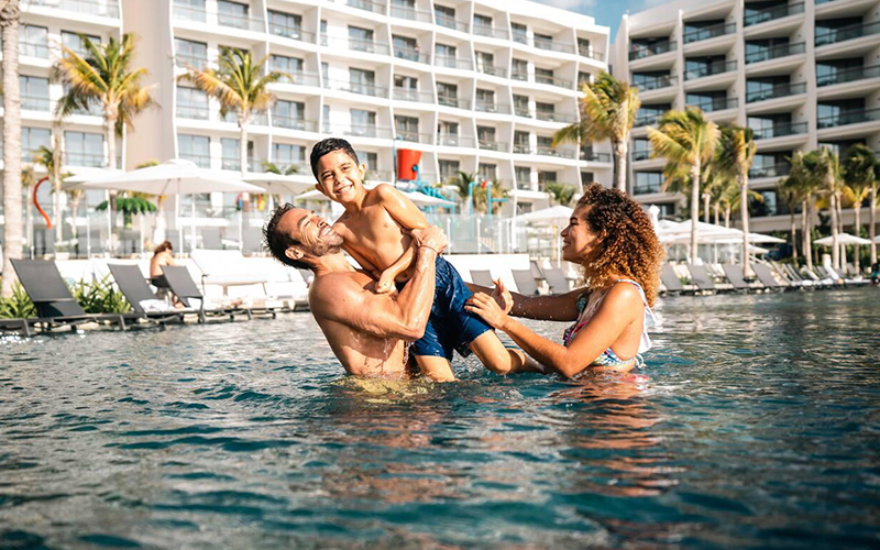 Familia disfrutando sus vacaciones en un hotel de Cancún