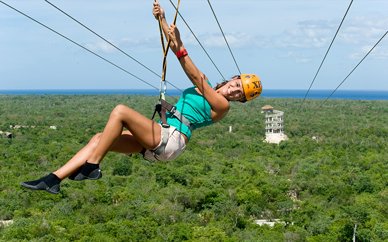 Tirolesas del parque Xplor sobre la selva de la Riviera Maya