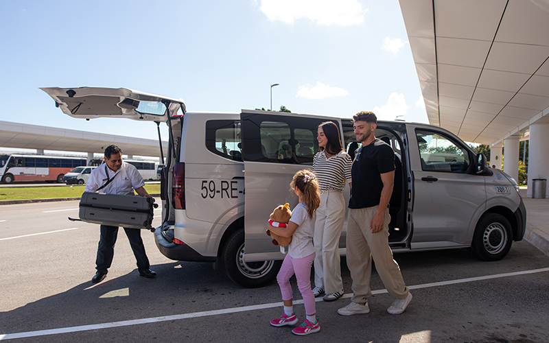Transporte privado desde Cancún hacia los parques de Xcaret en la Riviera Maya