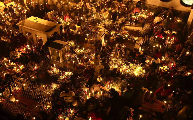 Visitantes durante el Festival de Vida y Muerte de Xcaret