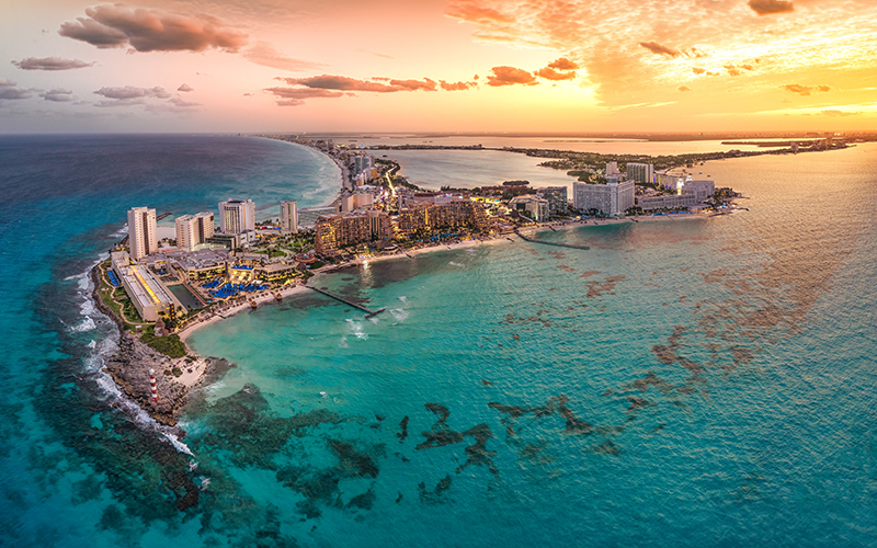 Vista aérea de Cancún al atardecer