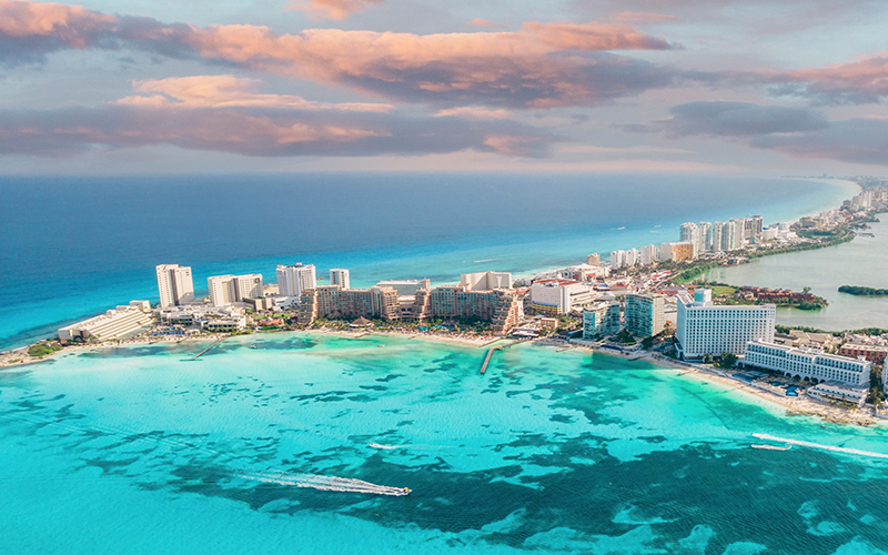 Vista aérea de Cancún con la Zona Hotelera, playas de arena blanca y aguas turquesa del Caribe Mexicano