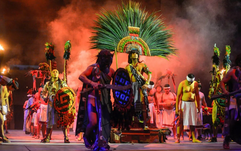 Espectáculo nocturno durante el Festival de Vida y Muerte de Xcaret