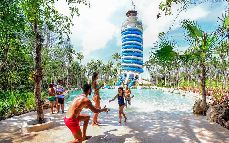 Visitantes haciendo snorkel en las aguas cristalinas del parque Xel-Há