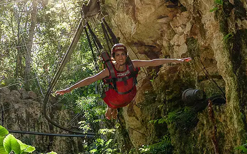 Visitantes disfrutando las experiencias del parque Xenses en la Riviera Maya